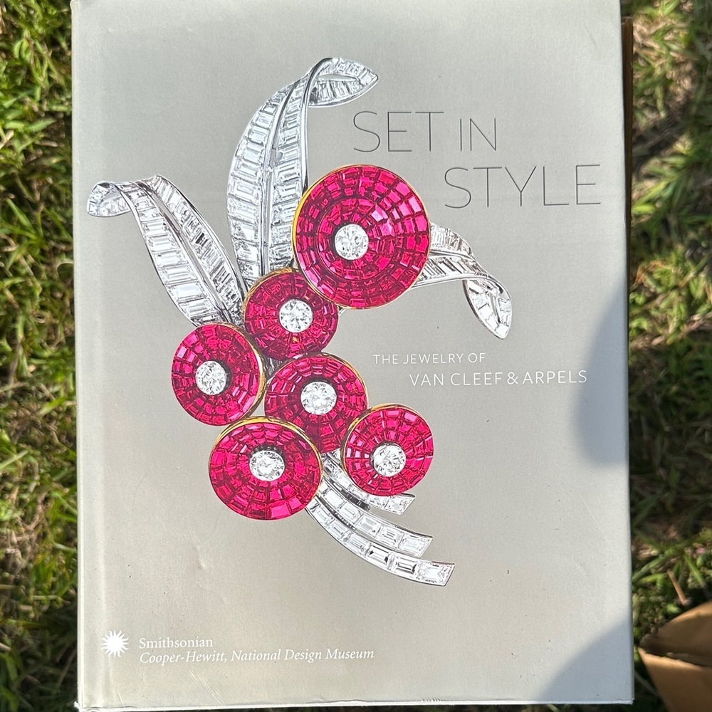 Van Cleef & Arpels Set in Style Book with Red and Silver Design